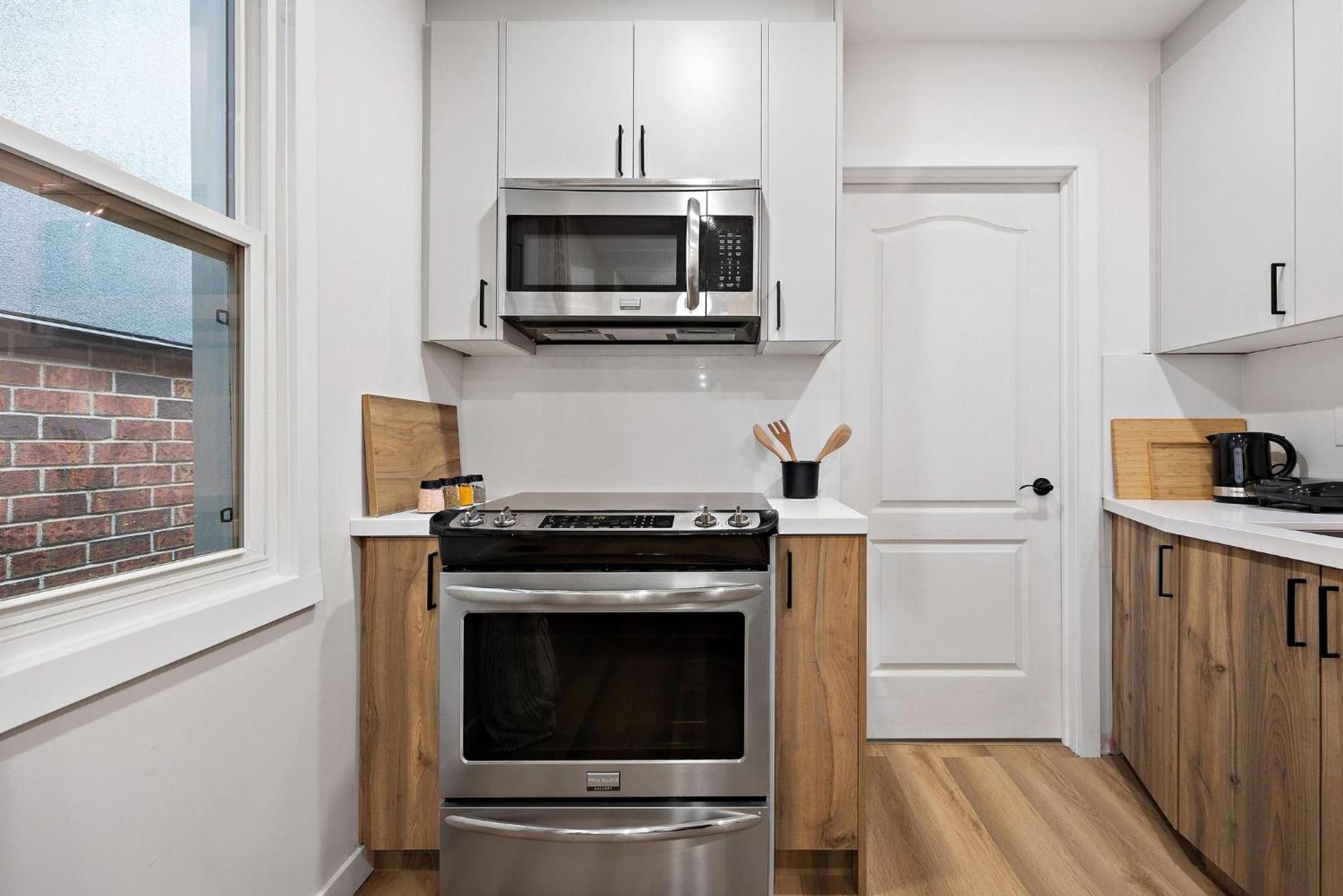 Private House With Parking & Steps To Subway Apartment