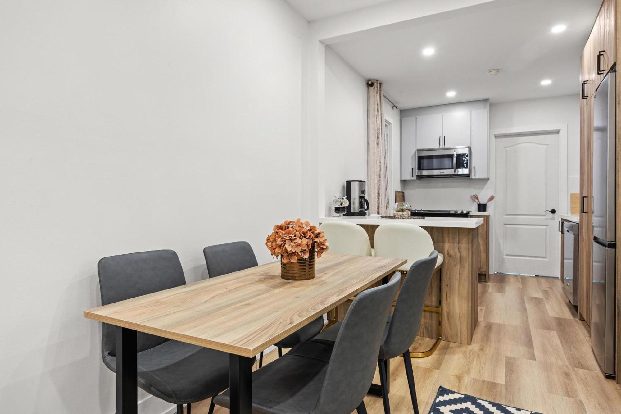 Apartment Private House With Parking & Steps To Subway